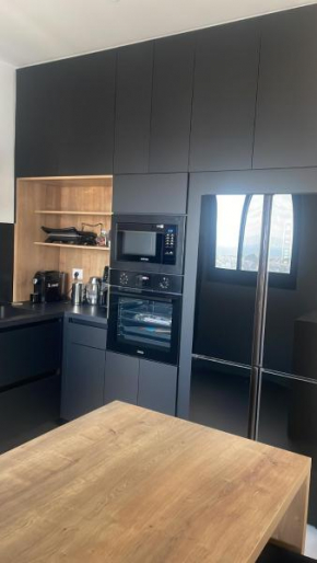 The Luxury Golden Gate Apartment, Akka